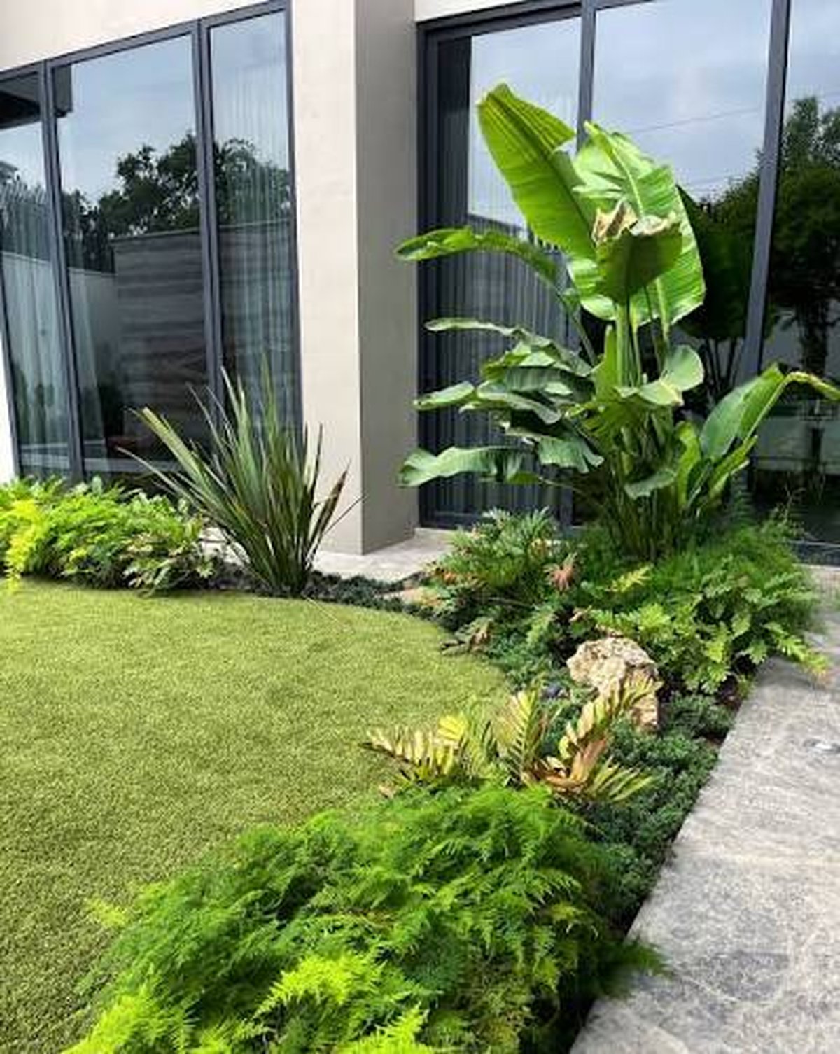 Jardín de diseño con especies ornamentales desarrollado por EnVerdeSer